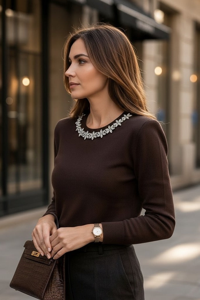 Pulover tricotat de damă maro ciocolatiu, mâneci lungi, decolteu cu pietre – purtată