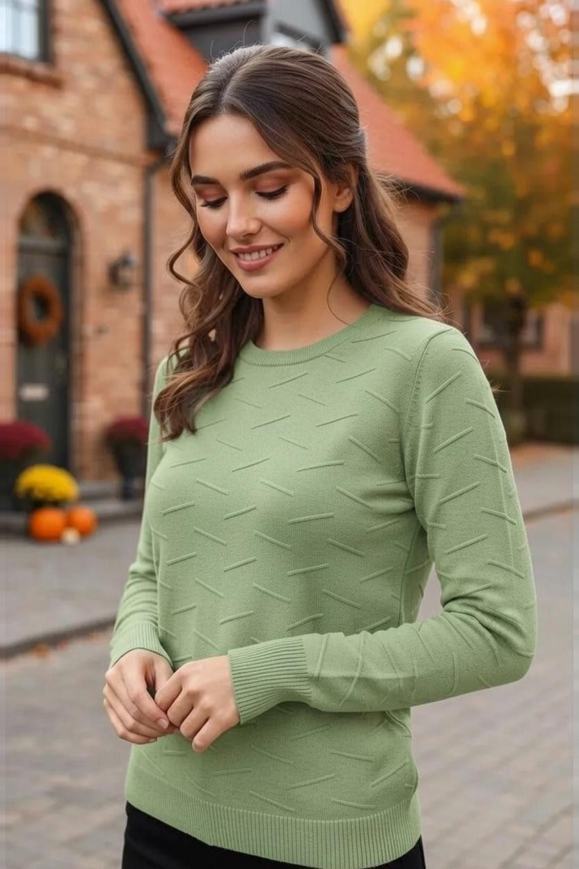 Pulover tricotat de damă verde salvie, purtat cu pantaloni negri – purtată