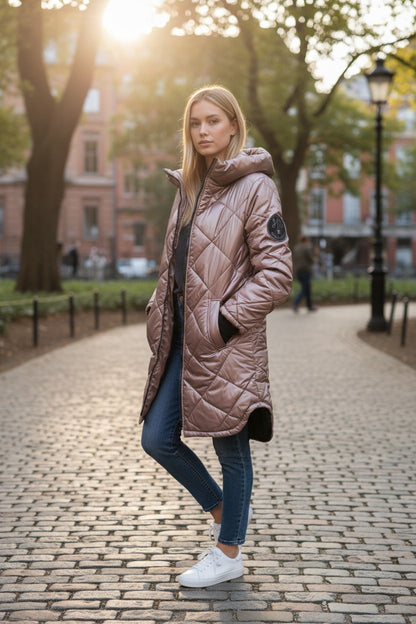 Geacă Matlasată Lungă cu Glugă și Mâneci cu Inserții Tricotate- Marou